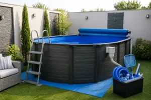 Accesorii pentru piscină în spații mici care păstrează ordinea și siguranța
